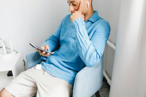 Auricolari Bluetooth, attenzione a questi modelli: così spiano le tue conversazioni 