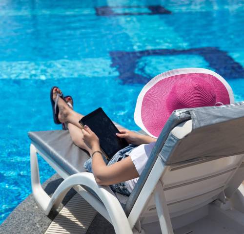 Bagno in piscina, attenzione ai batteri: quali infezioni si rischiano e come prevenirle