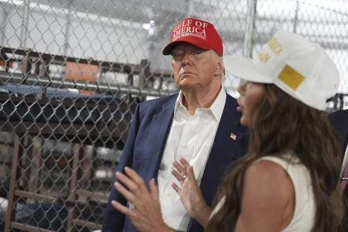 Trump inaugura l'Alligator Alcatraz: "È controversa ma non me ne frega niente"