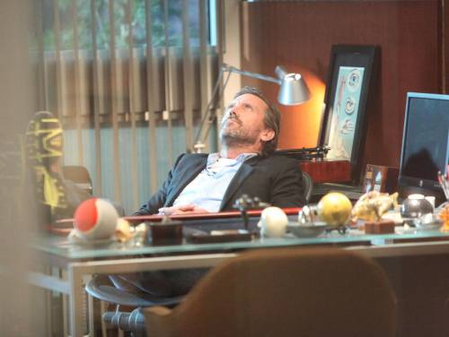 https://img.ilgcdn.com/sites/default/files/styles/md/public/foto/2025/07/01/Hugh_laurie_drhouse_ipa_0.jpg?_=1751382903