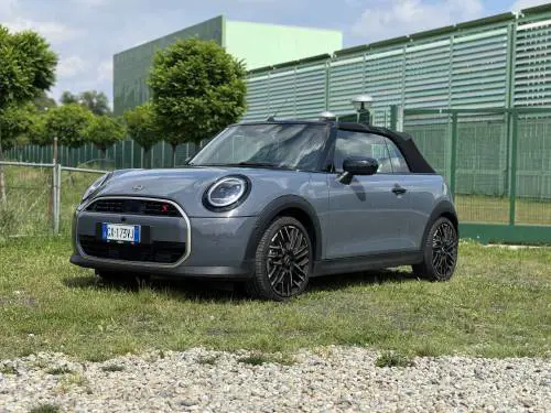 MINI Cabrio 2025: la (ri)scoperta del divertimento, a cielo aperto