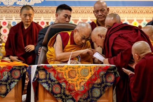 "Il prossimo lo decidiamo noi". Scontro tra Pechino e il Dalai Lama