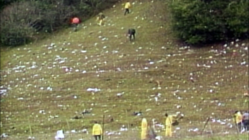 Gli spari, lo schianto, la vendetta. Il dirottamento aereo costato la vita a 43 persone