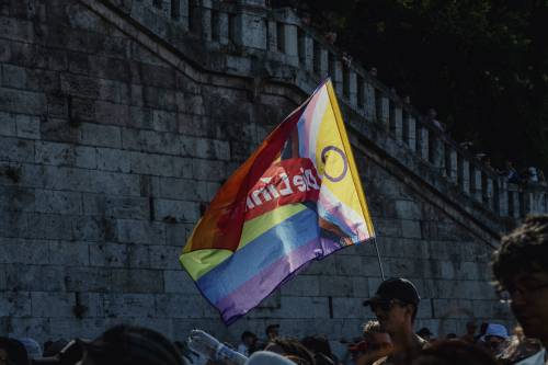 Le 300 bandiere del Pride e quella follia che non risparmia i bambini