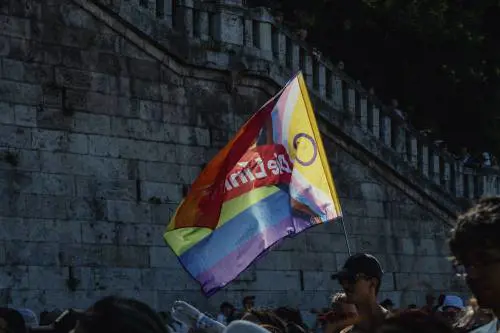 Le 300 bandiere del Pride e quella follia che non risparmia i bambini
