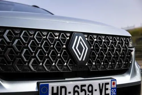 Renault, i vantaggi e le innovazioni della gamma E-Tech Hybrid