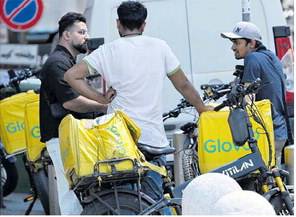 Glovo e il bonus-afa ai rider: "Per acqua e creme solari"