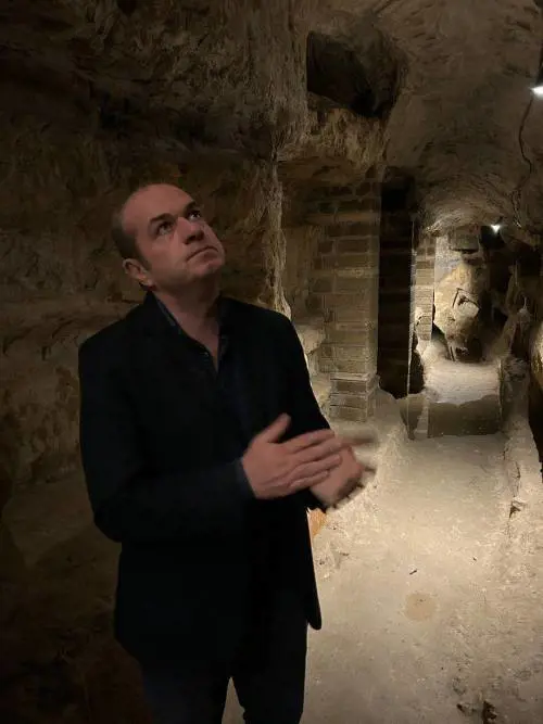 Quel canto silenzioso con cui Di Consoli lascia una porta aperta al mistero