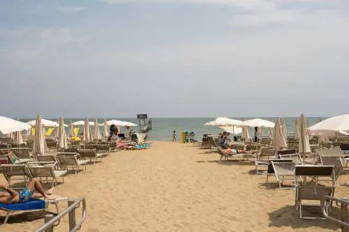 Altro che Meloni "ammazza vacanze": soggiorni più brevi ma di maggior qualità