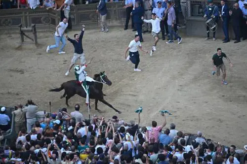 Palio di Siena, vince la contrada dell'Oca. Trionfa Tittia con l'esordiente Diodoro