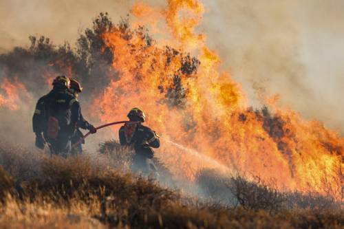 Incendi a Creta, 5mila evacuati. I dati spagnoli: 380 le vittime