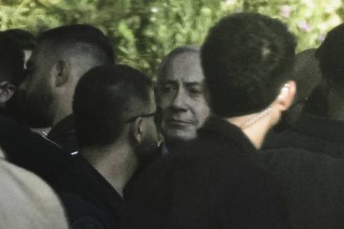 Bibi al kibbutz: abbracci e proteste