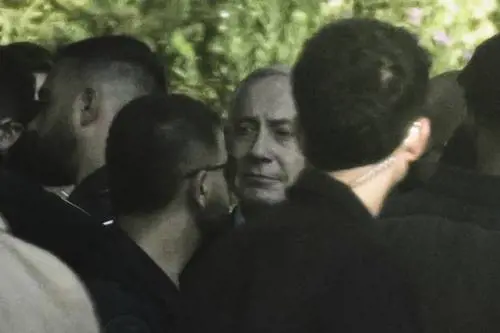 Bibi al kibbutz: abbracci e proteste