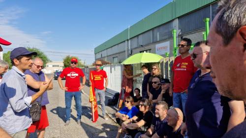 Scioperi e operai al lavoro in mutande. È la stagione "calda" della protesta