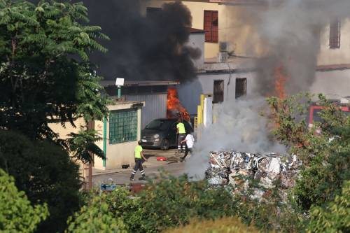 Roma, in fiamme un deposito Gpl al Prenestino