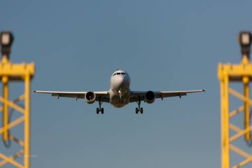 https://img.ilgcdn.com/sites/default/files/styles/md/public/foto/2025/07/04/1751618262-plane-330487-1280.jpg?_=1751618262