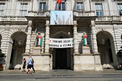 Statue con i gilet della Palestina: l'ultima follia di Extinction Rebellion
