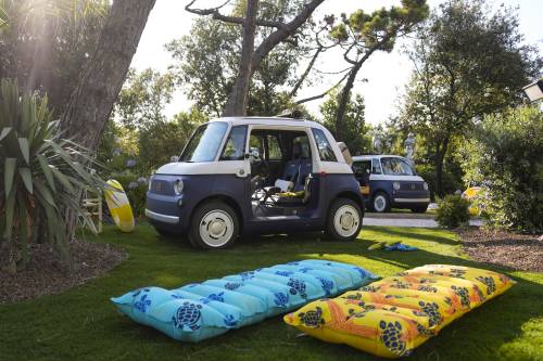 Ecco Topolino Dolcevita, la microcar ora si veste da mare
