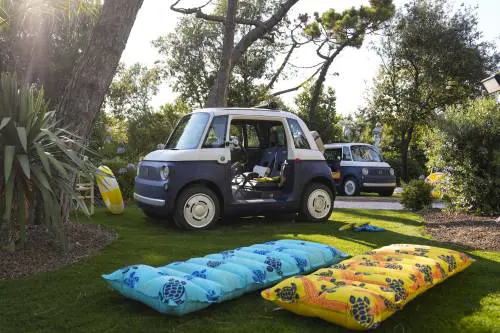 Ecco Topolino Dolcevita, la microcar ora si veste da mare