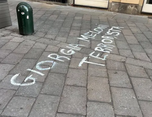 "Giorgia Meloni terrorista". La scritta choc nel centro di Torino