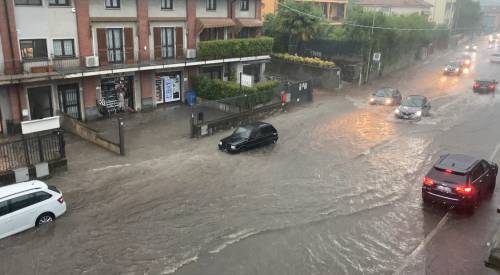 Lombardia flagellata dal maltempo: allagamenti tra Varese, Como e Bergamo. Forte vento a Milano, voli dirottati a Orio al Serio
