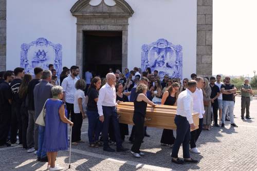 Lacrime e dolore ai funerali di Diogo Jota. Polemica per l'assenza di Cristiano Ronaldo