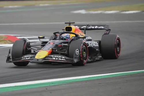 F1, Verstappen beffa le McLaren a Silverstone. Delusione Ferrari: Hamilton e Leclerc 5° e 6°