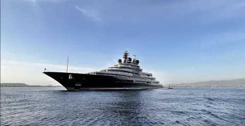 Luminance, il super yacht da 500 milioni di dollari del magnate ucraino in vacanza in Italia