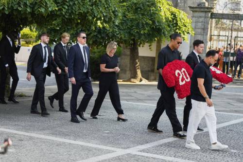 L'ultimo saluto a Diogo Jota e al fratello: ci sono tutti, manca solo CR7