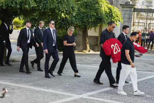 L'ultimo saluto a Diogo Jota e al fratello: ci sono tutti, manca solo CR7