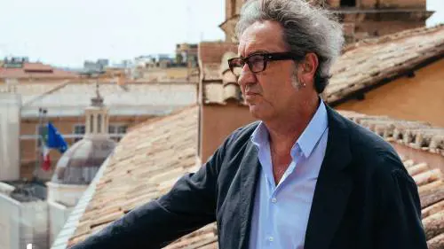 La morte improvvisa dei genitori, il Premio Oscar e l'amore per Napoli: chi è Paolo Sorrentino, che aprirà il Festival di Venezia