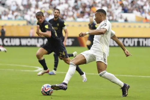 Psg condannato a pagare 61 milioni a Mbappé