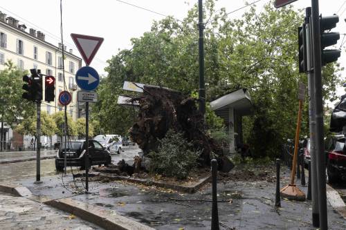 Un morto e tre feriti per il maltempo: è ancora allerta nel Nord Italia