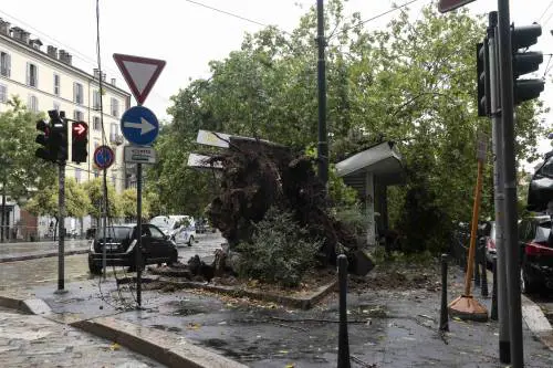 Un morto e tre feriti per il maltempo: è ancora allerta nel Nord Italia