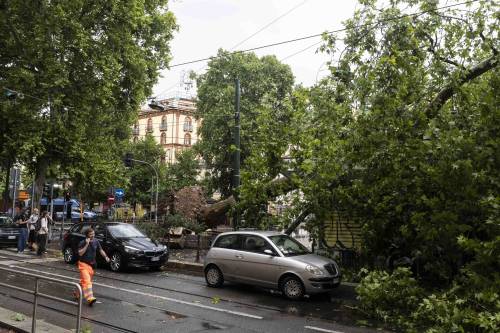 Maltempo su Milano, temporale e grandine in città