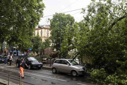 Maltempo su Milano, temporale e grandine in città