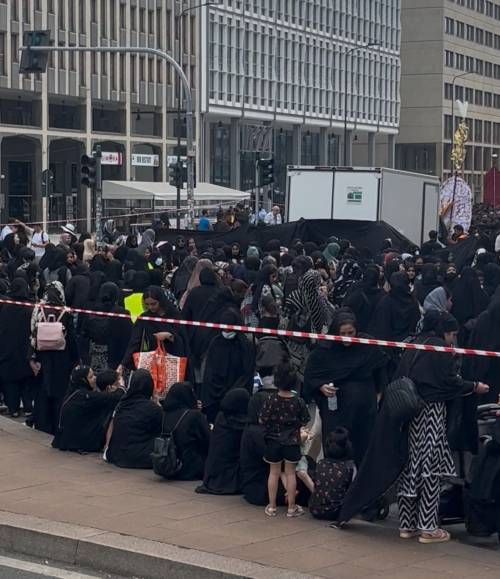 Quelle donne dietro a un telo nero al corteo dei musulmani sciiti: ecco cosa è successo