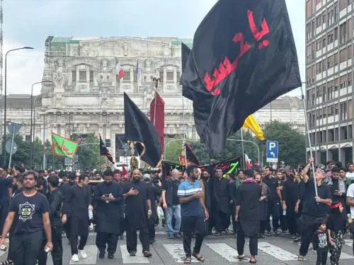 L'imam, le donne nel recinto, il drappo nero. Milano sembra Teheran
