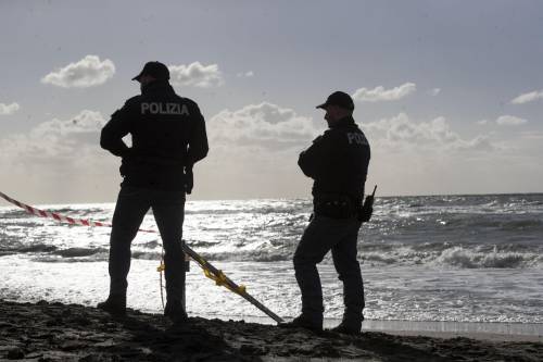Genova, 25enne stuprata a turno in una tenda da spiaggia. Caccia ai due aggressori nordafricani