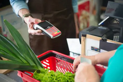 Torna la social card: 500 euro al mese per la spesa delle famiglie povere