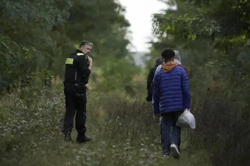 Migranti, la Polonia "blinda" i confini contro i respingimenti tedeschi e militarizza la frontiera lituana