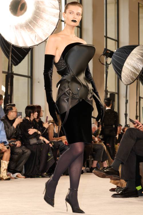 https://img.ilgcdn.com/sites/default/files/styles/md/public/foto/2025/07/07/1751908314-schiaparelli-hc-fw2526-look-26-0983.jpg?_=1751908495