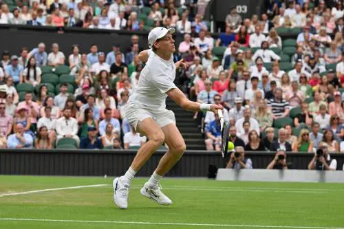 Sinner a Wimbledon, il fiato resta sospeso. "Serata storta e dolore al gomito"