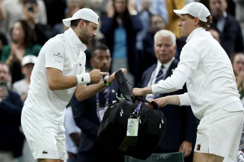 Wimbledon, Dimitrov choc: si ritira per un infortunio al pettorale, Sinner avanza ai quarti