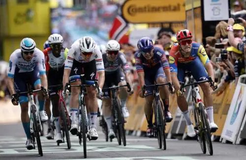 Borraccia e trucchetti alla Fantozzi: bufera sul Tour del france che diventa la Coppa Cobram