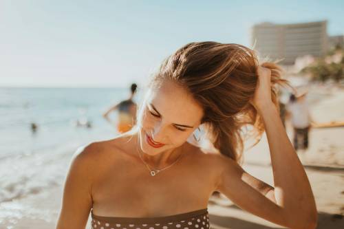 Acconciature: quattro idee veloci per raccogliere i capelli in spiaggia
