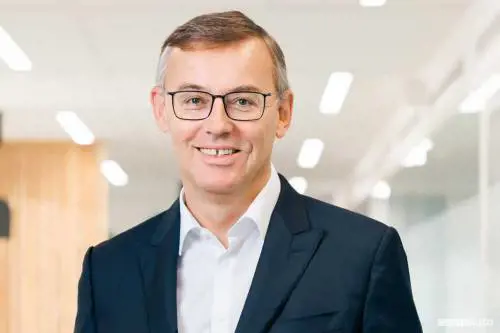 Peugeot tra passato e futuro: Favey rilancia la strategia del Leone su elettrico, GTI e clienti B2B