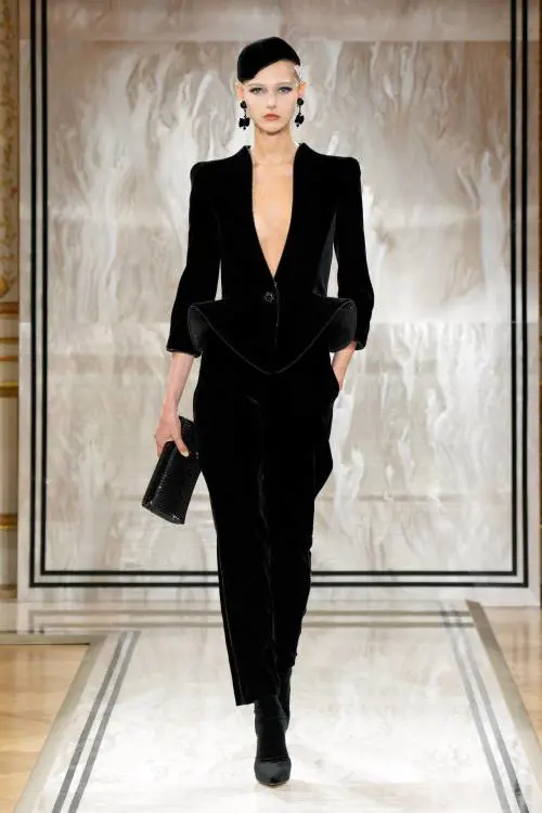 Giacche scolpite da indossare a pelle, l'Opera al nero di Armani