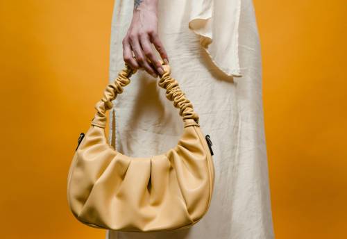 Come indossare i colori dell'estate per un look elegante