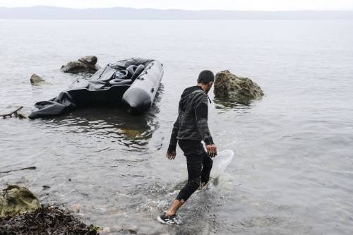 Migranti, la Grecia tenta il "blocco navale" e sospende le richieste d'asilo